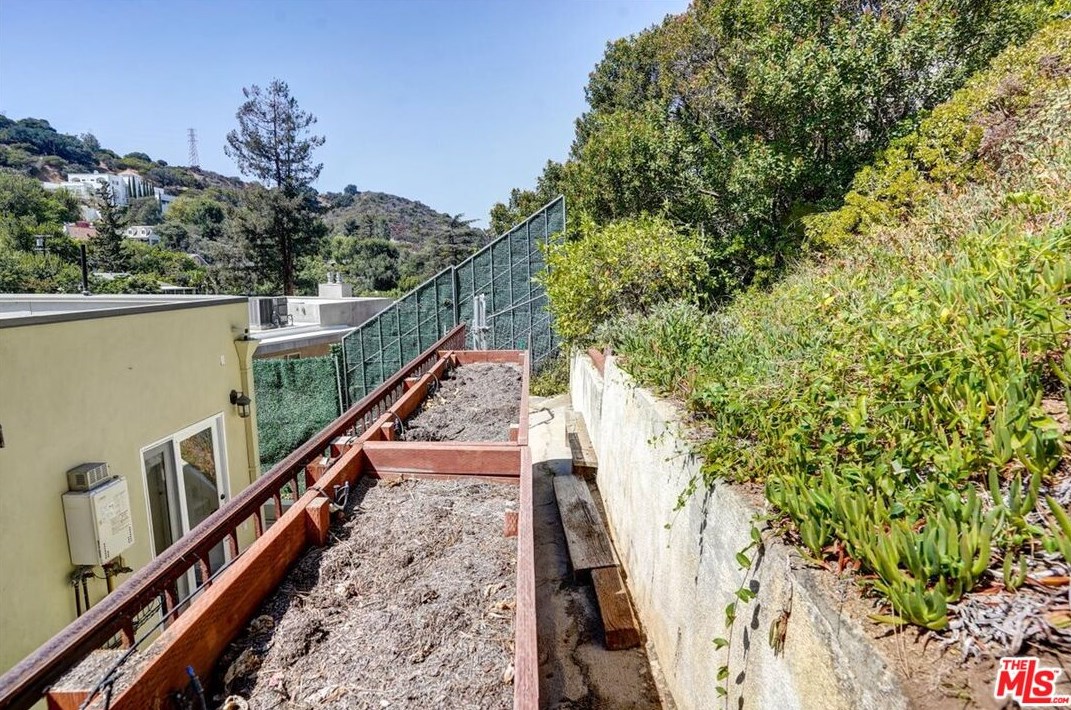 2070 Stanley Hills Dr, Los Angeles CA  90046-7752 exterior