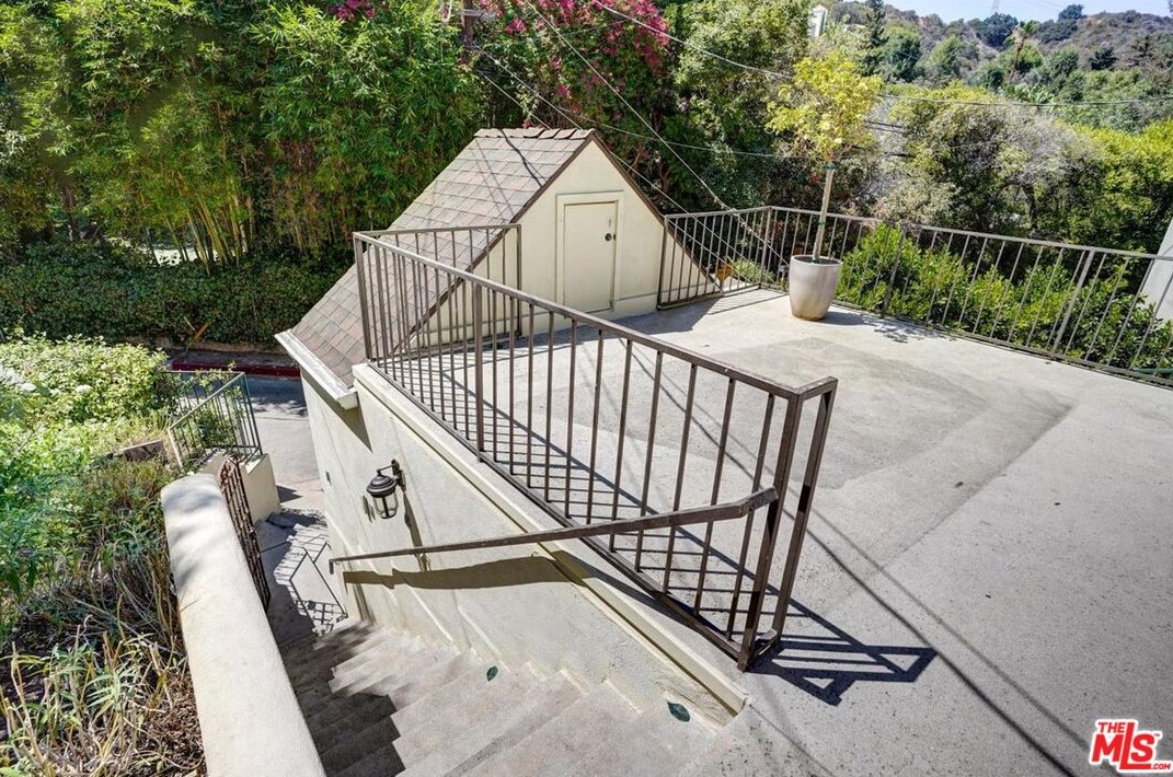 2070 Stanley Hills Dr, Los Angeles CA  90046-7752 exterior