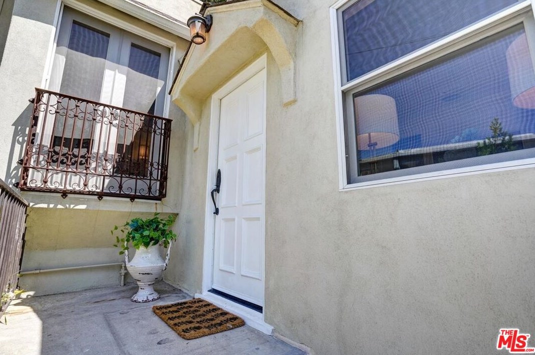 2070 Stanley Hills Dr, Los Angeles CA  90046-7752 exterior