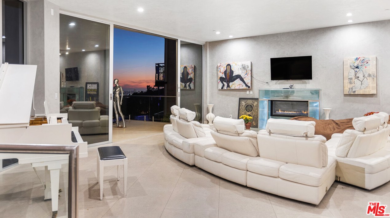 6425 Weidlake Dr, Los Angeles CA  90068-2277 exterior