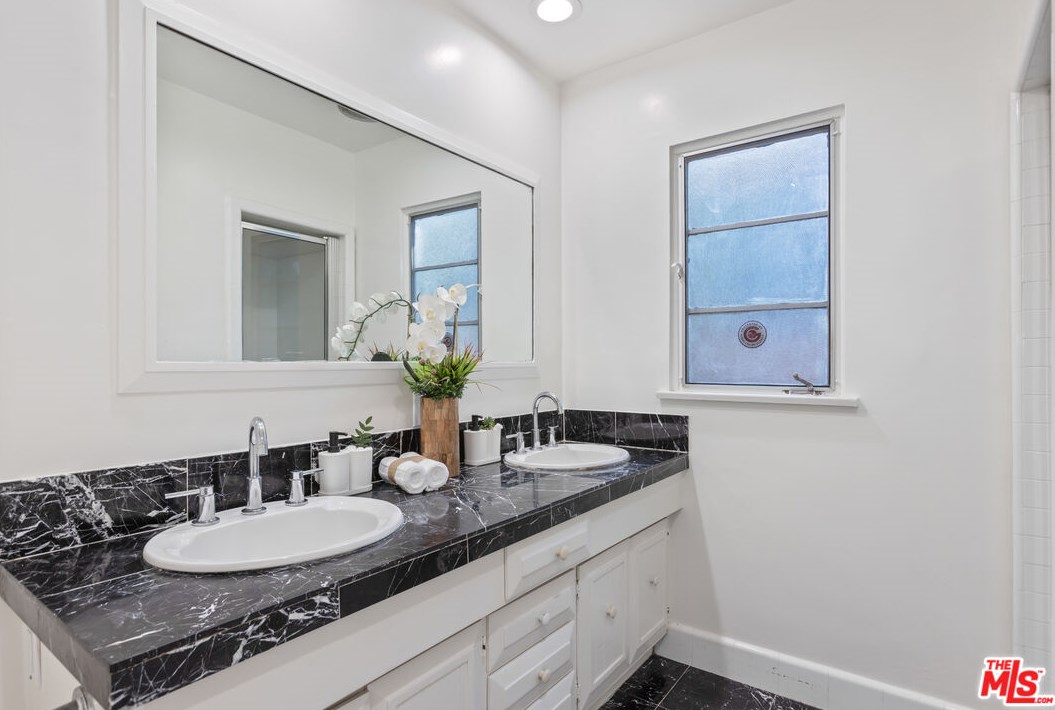 11600 Canton Pl, North Hollywood CA  91604-4163 exterior