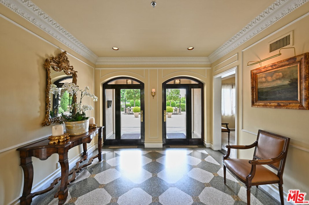 316 Rossmore Ave, Los Angeles CA  90004-4740 exterior