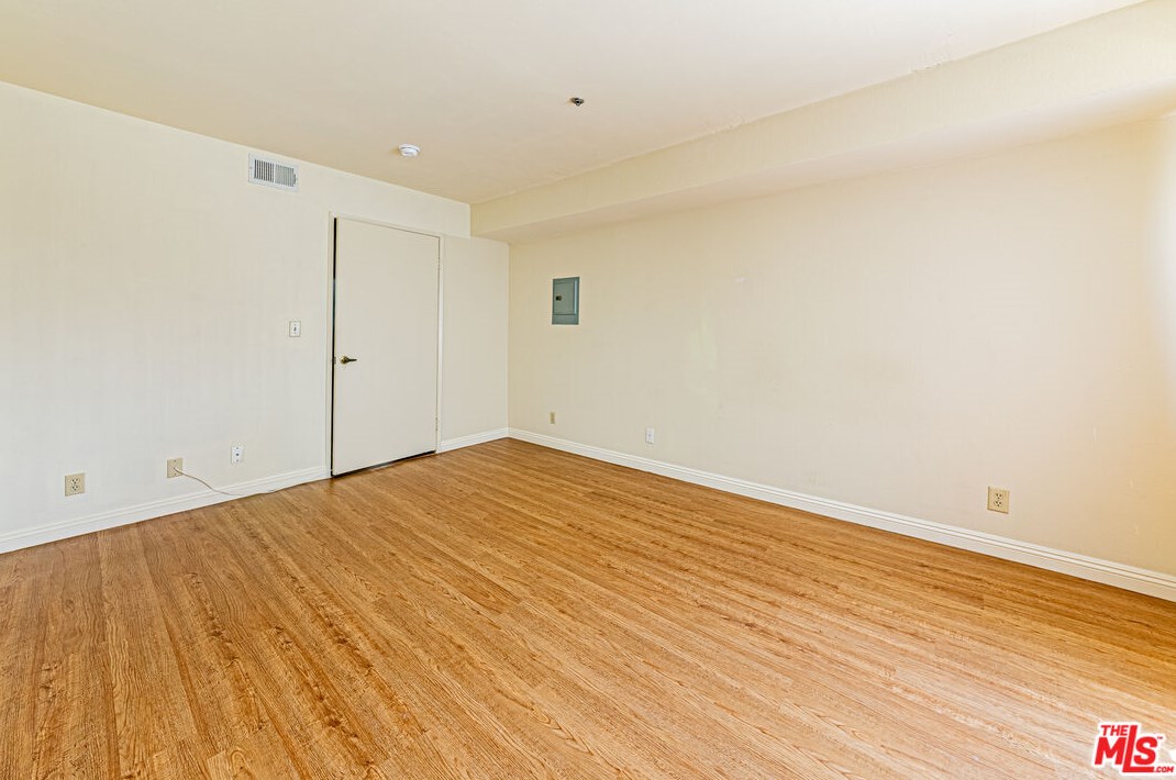 1029 Elden Ave, Los Angeles CA  90006-2958 exterior