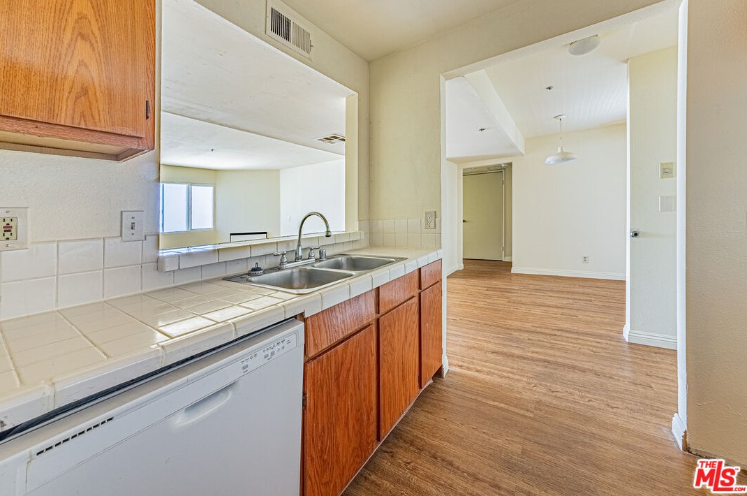 1029 Elden Ave, Los Angeles CA  90006-2958 exterior