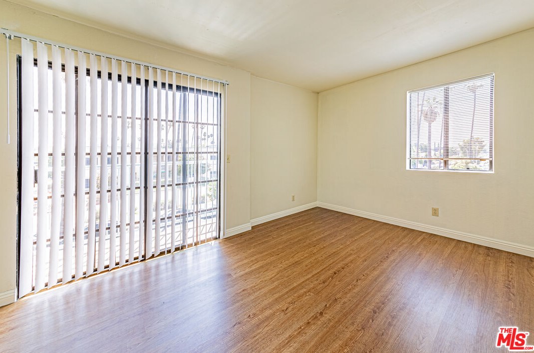 1029 Elden Ave, Los Angeles CA  90006-2958 exterior