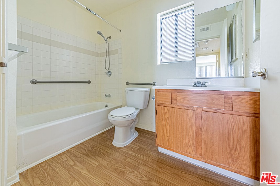1029 Elden Ave, Los Angeles CA  90006-2958 exterior