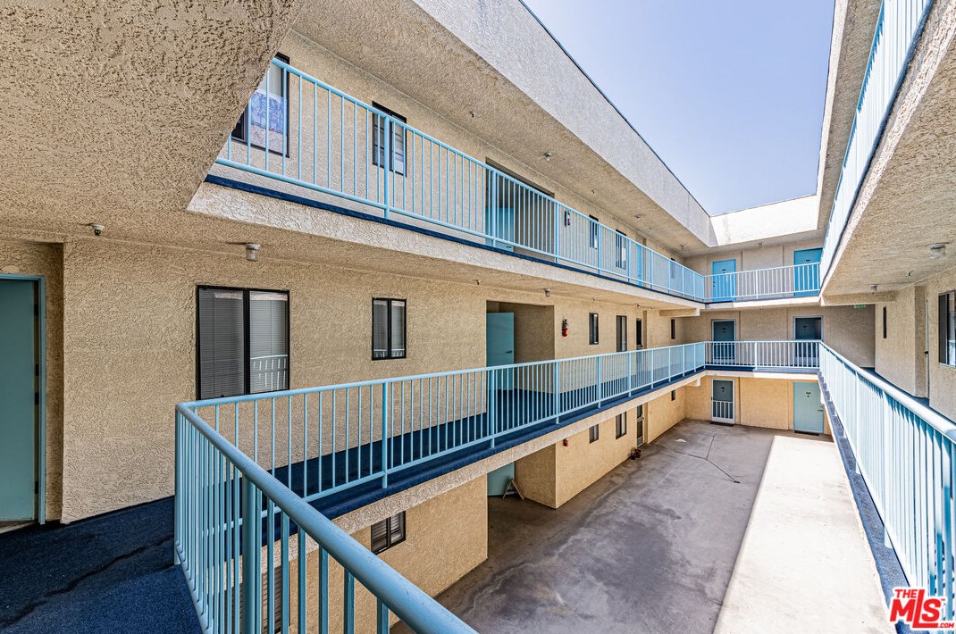 1029 Elden Ave, Los Angeles CA  90006-2958 exterior
