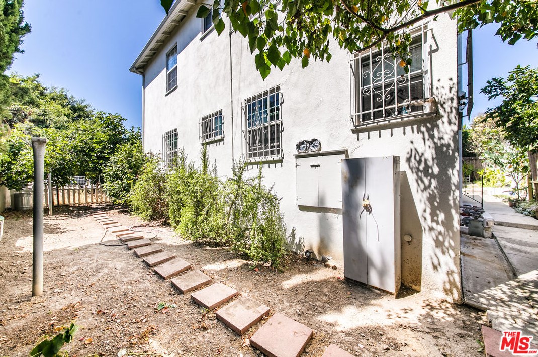 600 Juanita Ave, Los Angeles CA  90004-2216 exterior