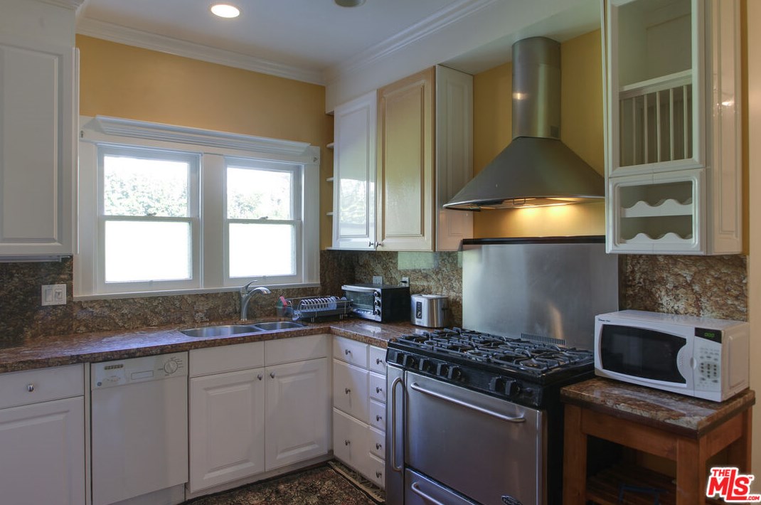322 Huntley Dr, Los Angeles CA  90069-5002 exterior