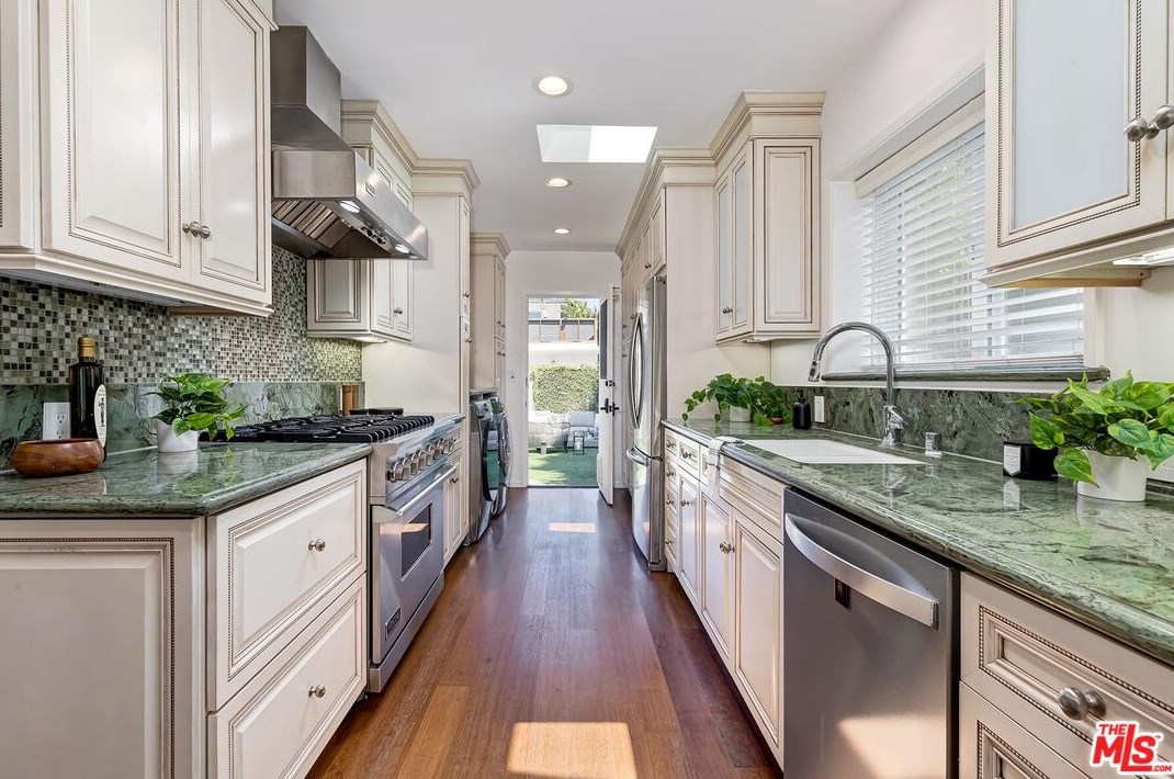 3608 Greenwood Ave, Los Angeles CA  90066-3018 exterior