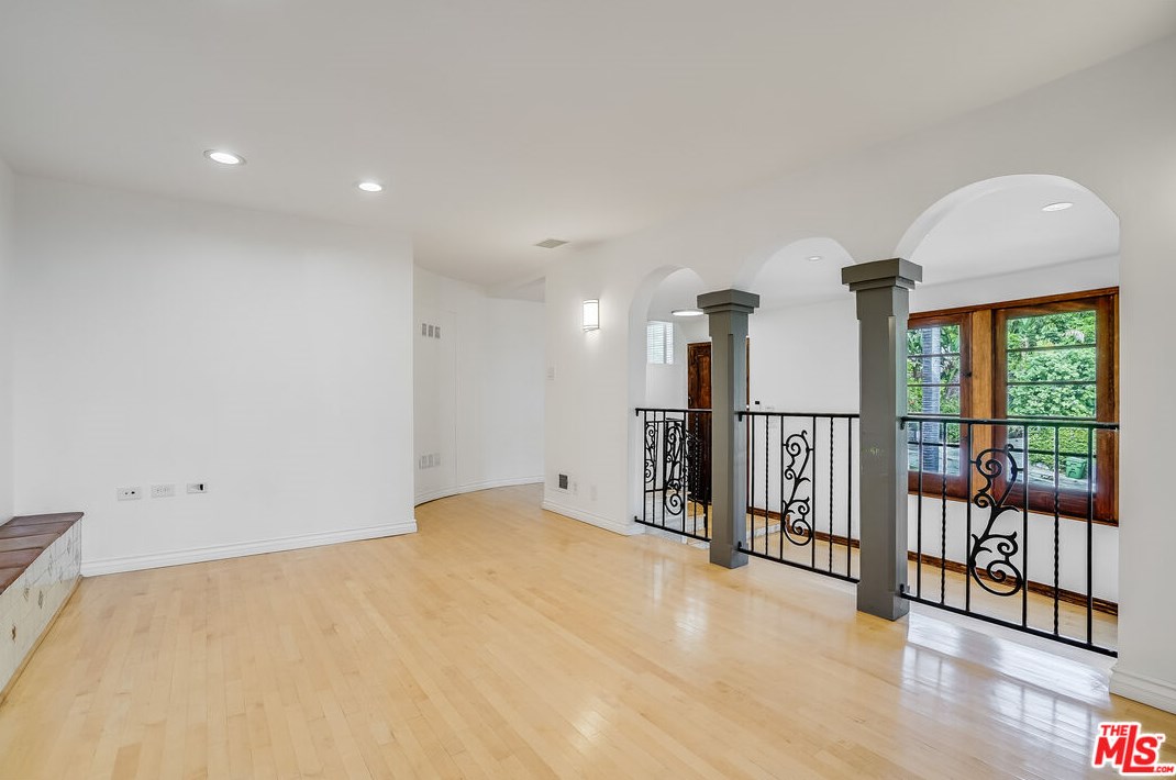 1455 Kings Rd, Los Angeles CA  90069-1907 exterior