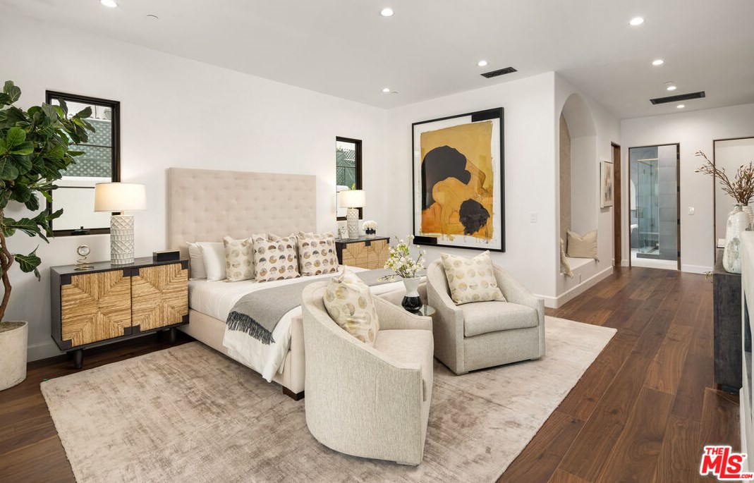 836 Muirfield Rd, Los Angeles CA  90005-3835 exterior