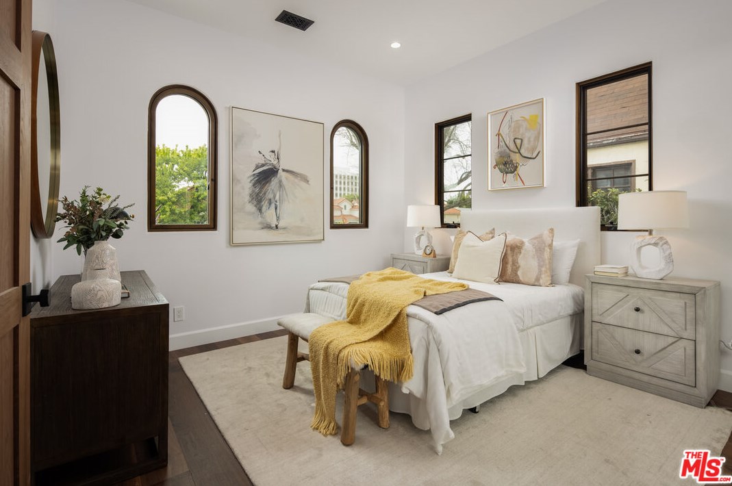 836 Muirfield Rd, Los Angeles CA  90005-3835 exterior