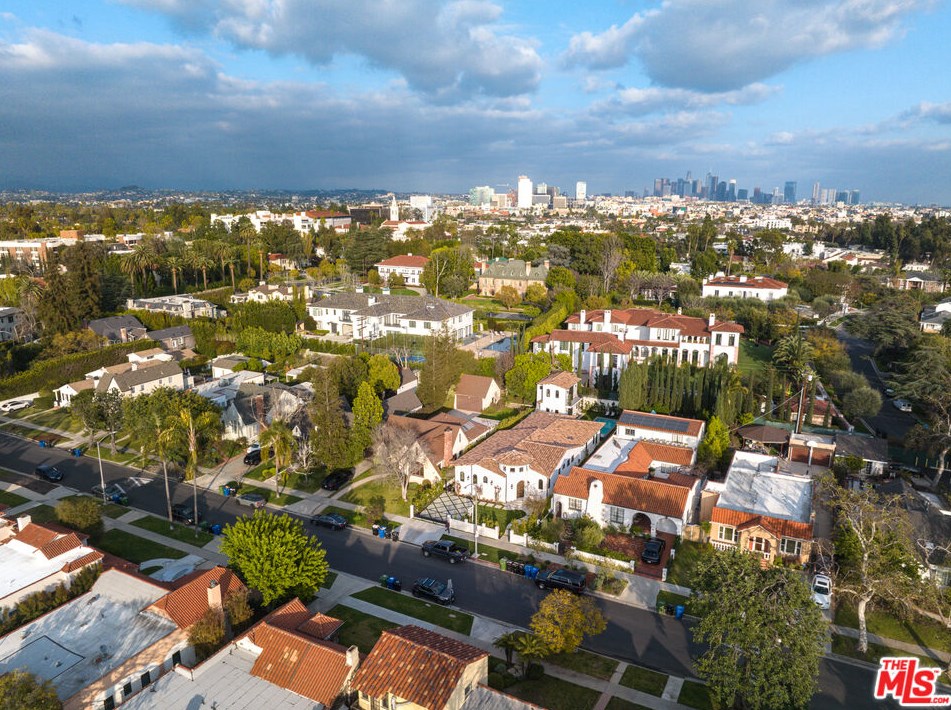 836 Muirfield Rd, Los Angeles CA  90005-3835 exterior