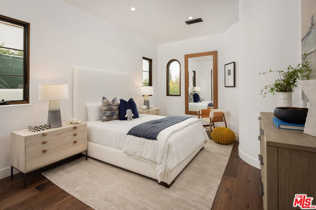 836 Muirfield Rd, Los Angeles CA  90005-3835 exterior