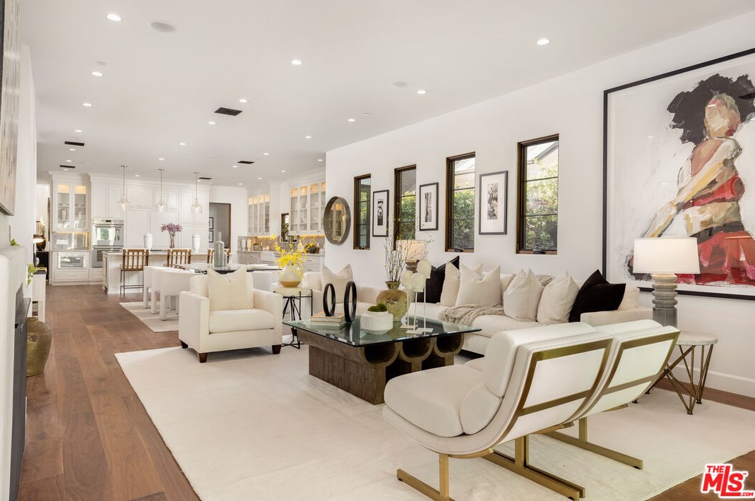 836 Muirfield Rd, Los Angeles CA  90005-3835 exterior