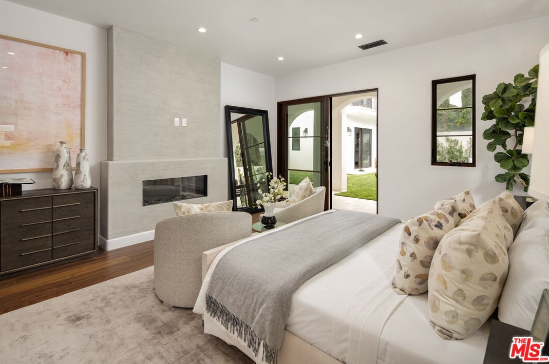 836 Muirfield Rd, Los Angeles CA  90005-3835 exterior