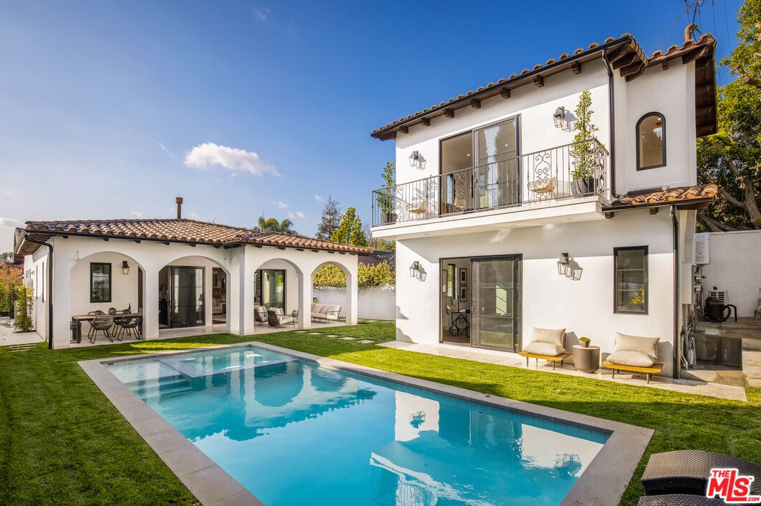 836 Muirfield Rd, Los Angeles CA  90005-3835 exterior