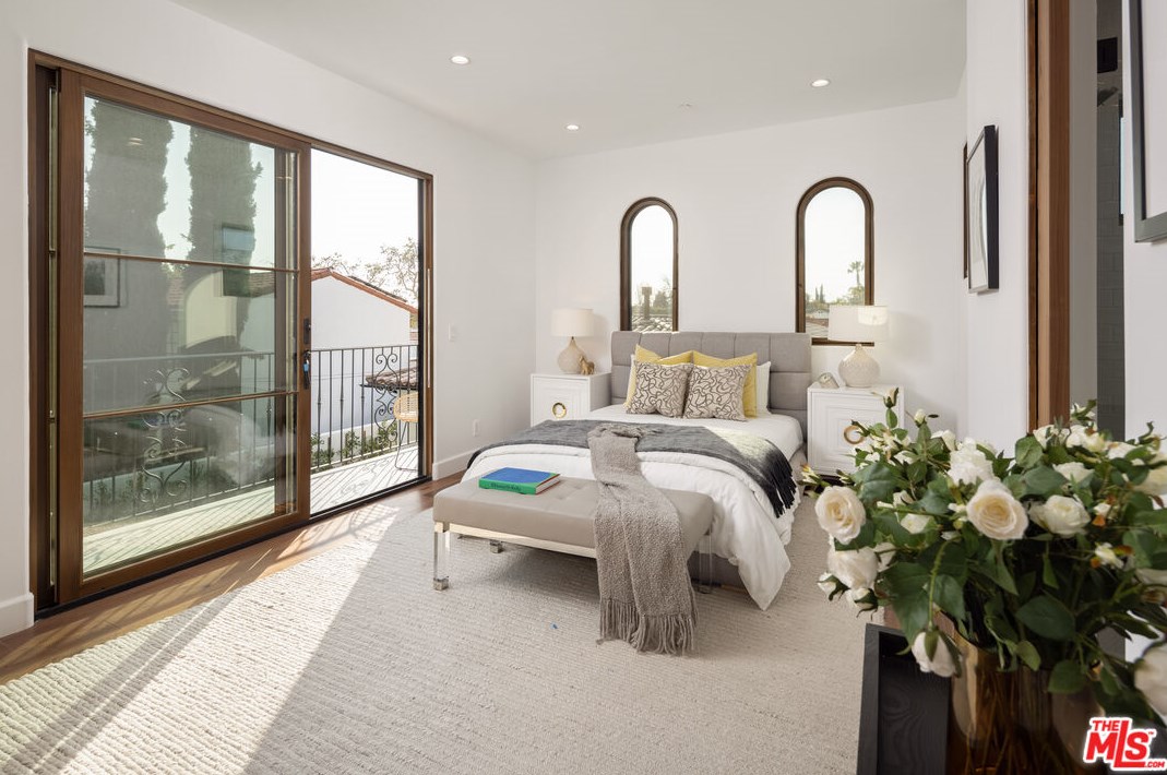 836 Muirfield Rd, Los Angeles CA  90005-3835 exterior