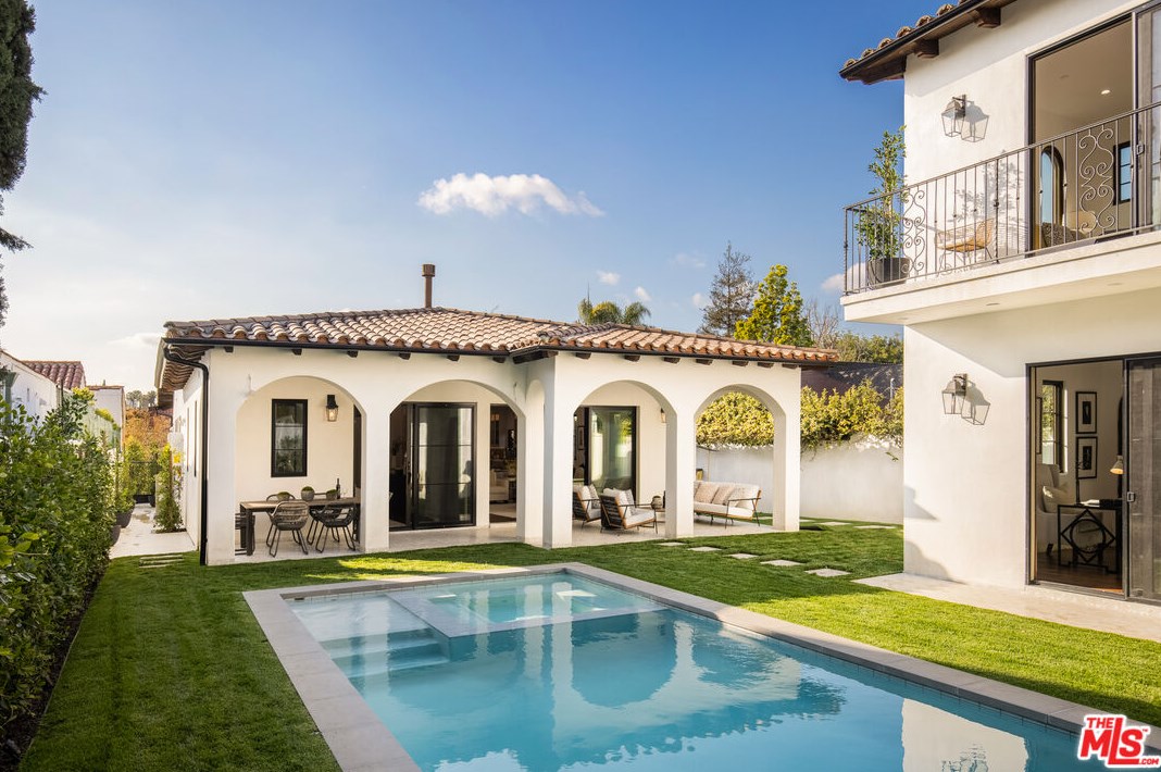 836 Muirfield Rd, Los Angeles CA  90005-3835 exterior