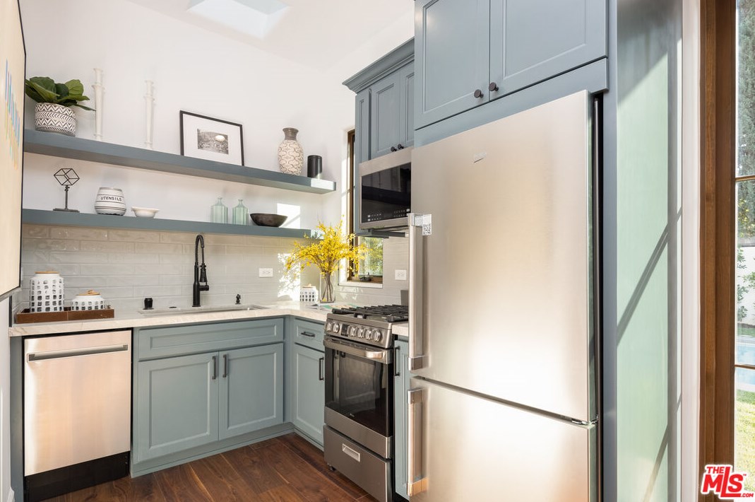 836 Muirfield Rd, Los Angeles CA  90005-3835 exterior