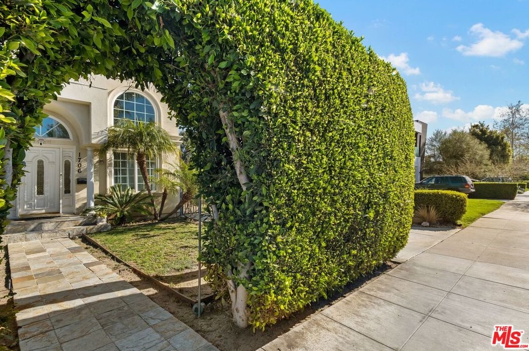 1706 Amherst Ave, Los Angeles CA  90025-3618 exterior