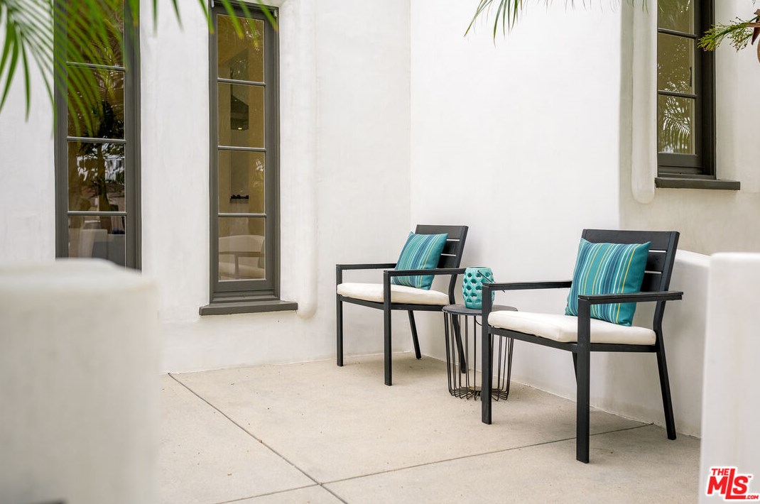 338 Sycamore Ave, Los Angeles CA  90036-2604 exterior