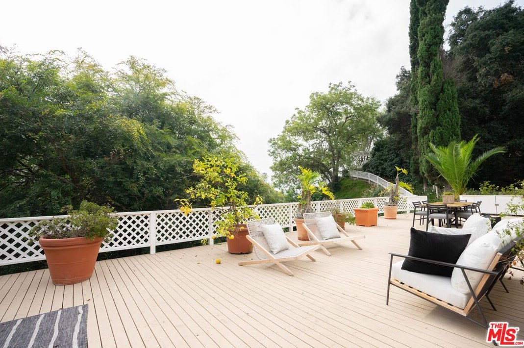 2251 Chelan Pl, Los Angeles CA  90068-2622 exterior