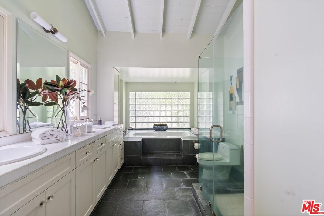 2251 Chelan Pl, Los Angeles CA  90068-2622 exterior