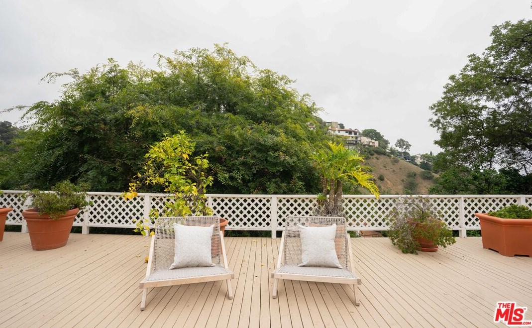 2251 Chelan Pl, Los Angeles CA  90068-2622 exterior