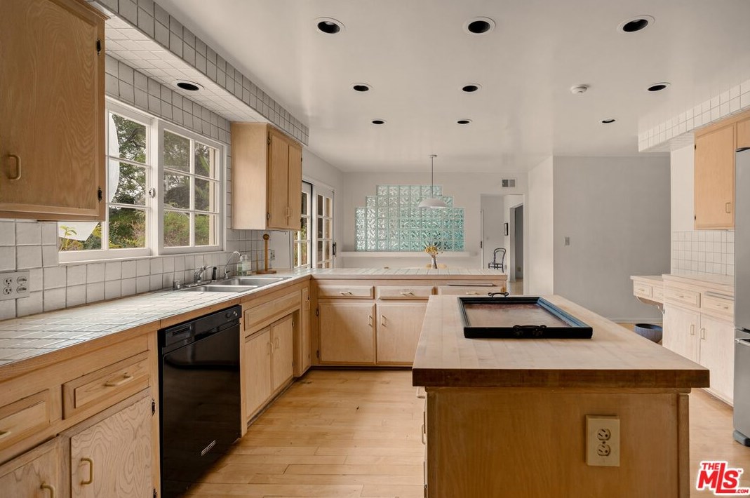 2251 Chelan Pl, Los Angeles CA  90068-2622 exterior