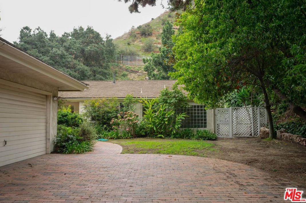 2251 Chelan Pl, Los Angeles CA  90068-2622 exterior