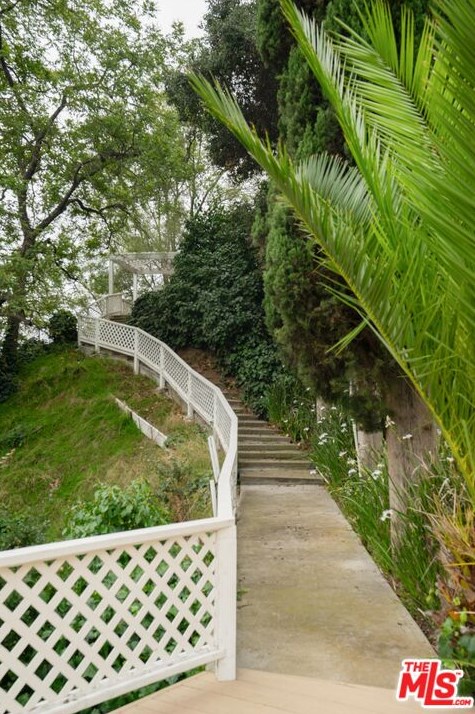 2251 Chelan Pl, Los Angeles CA  90068-2622 exterior