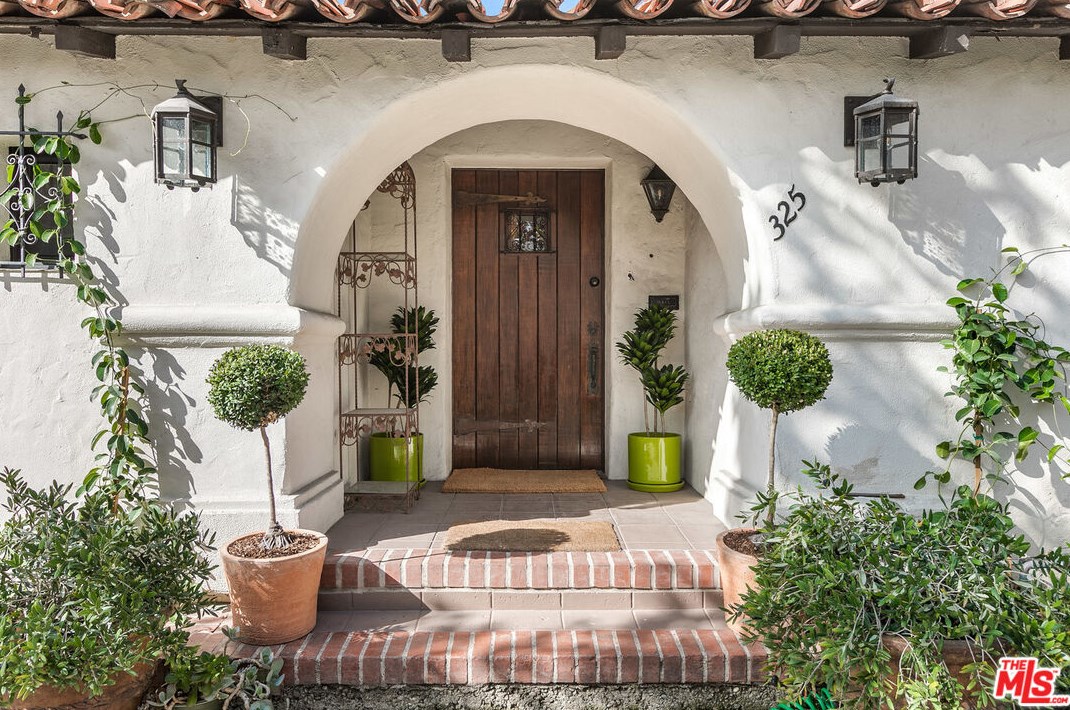 325 Orange Dr, Los Angeles CA  90036-2613 exterior
