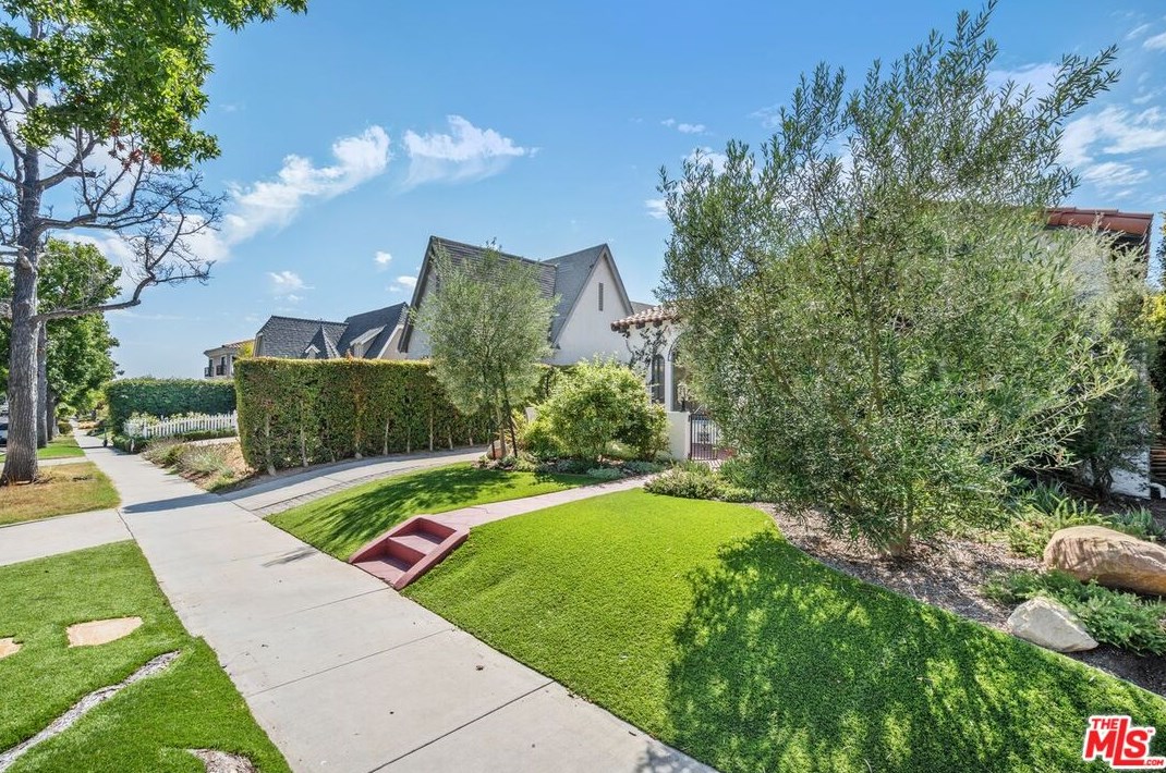1115 Point View St, Los Angeles CA  90035-2618 exterior