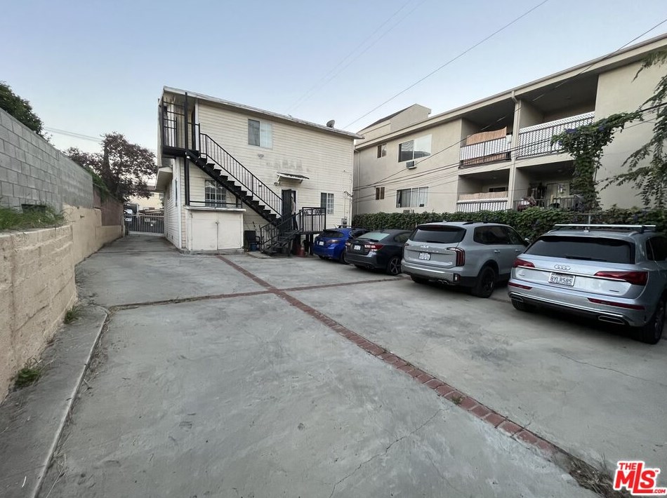 2963 San Marino St, Los Angeles CA  90006-1861 exterior