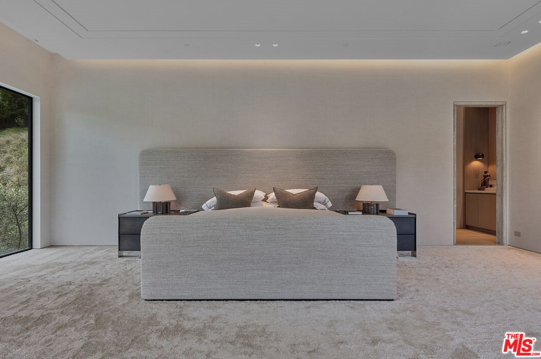 9051 Briarcrest Ln, Beverly Hills CA  90210-1818 exterior