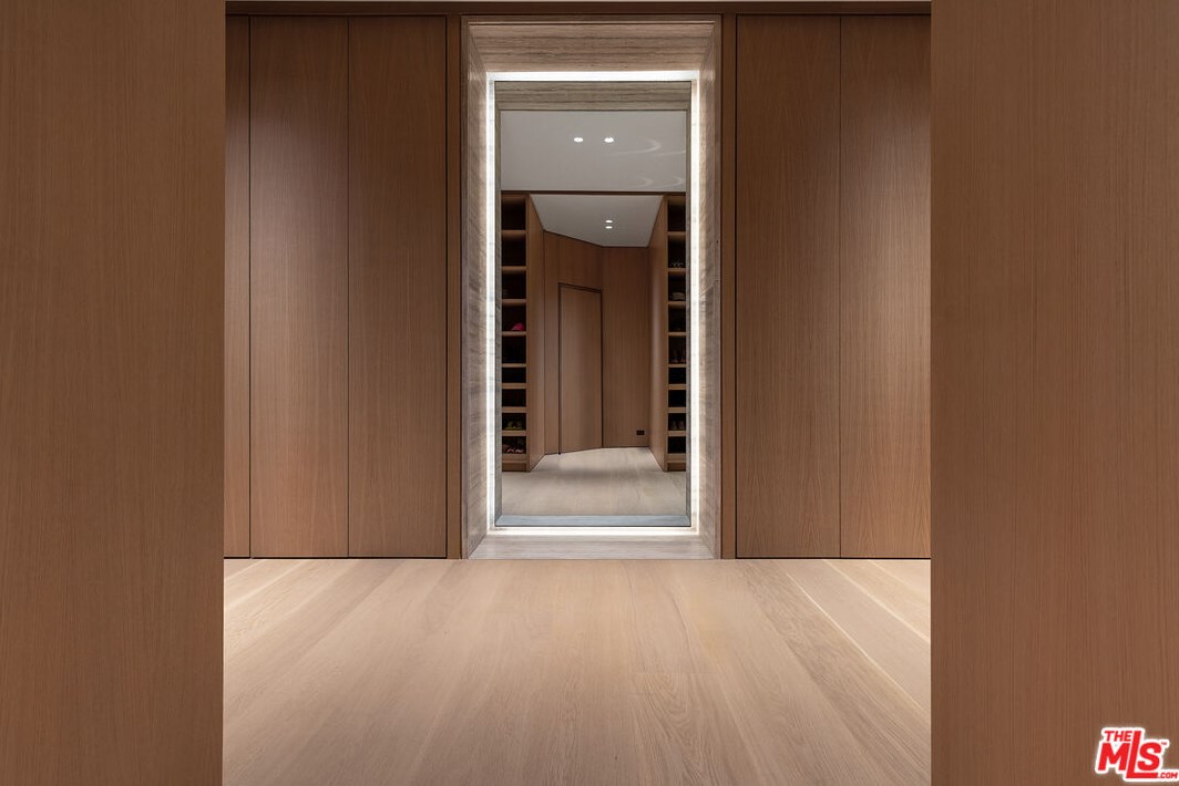 9051 Briarcrest Ln, Beverly Hills CA  90210-1818 exterior