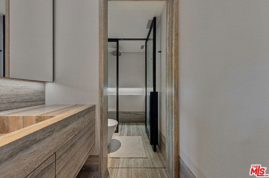 9051 Briarcrest Ln, Beverly Hills CA  90210-1818 exterior