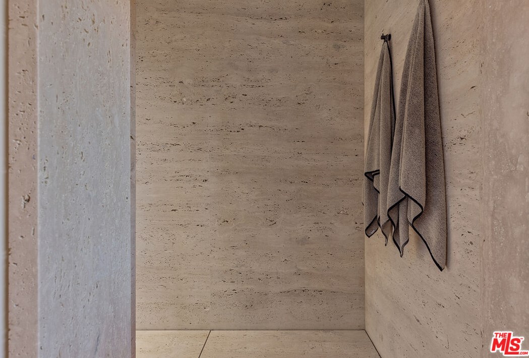 9051 Briarcrest Ln, Beverly Hills CA  90210-1818 exterior