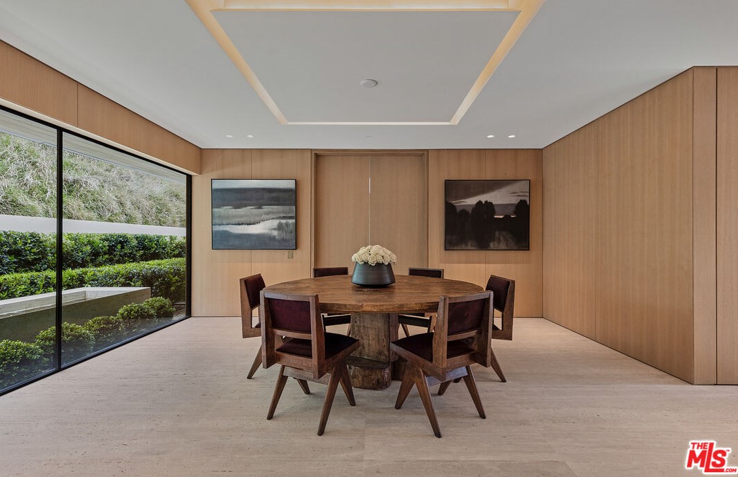 9051 Briarcrest Ln, Beverly Hills CA  90210-1818 exterior