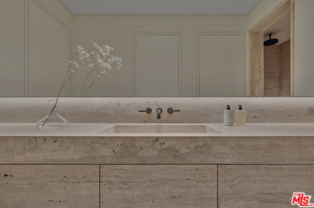 9051 Briarcrest Ln, Beverly Hills CA  90210-1818 exterior