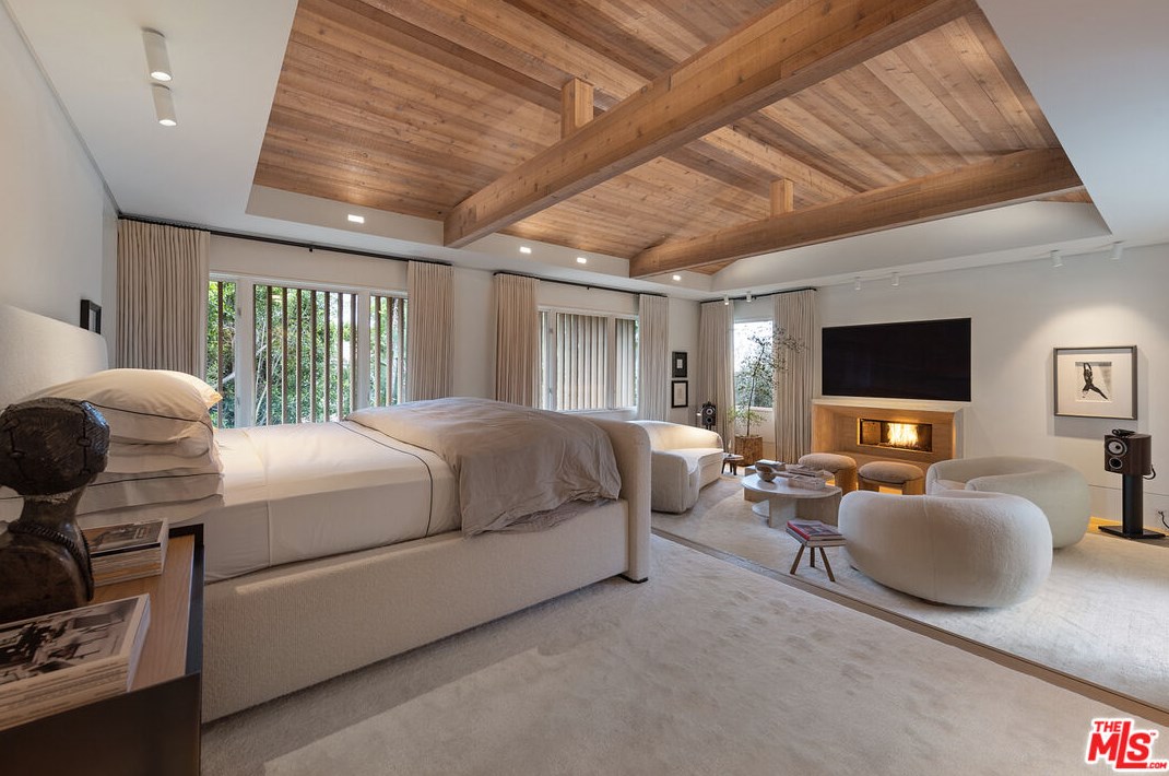 9051 Briarcrest Ln, Beverly Hills CA  90210-1818 exterior