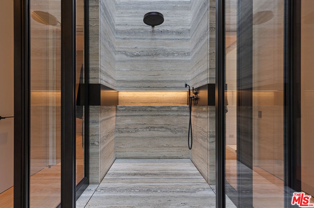 9051 Briarcrest Ln, Beverly Hills CA  90210-1818 exterior