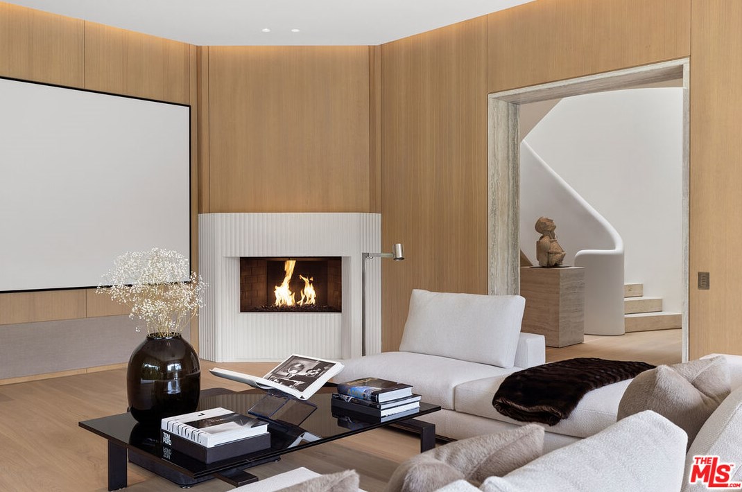 9051 Briarcrest Ln, Beverly Hills CA  90210-1818 exterior