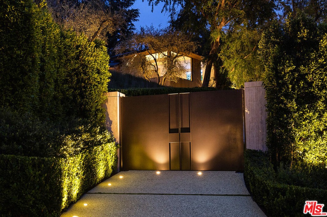 9051 Briarcrest Ln, Beverly Hills CA  90210-1818 exterior