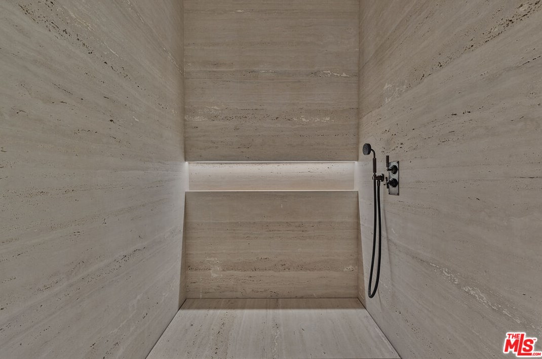 9051 Briarcrest Ln, Beverly Hills CA  90210-1818 exterior