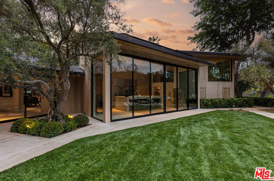 9051 Briarcrest Ln, Beverly Hills CA  90210-1818 exterior