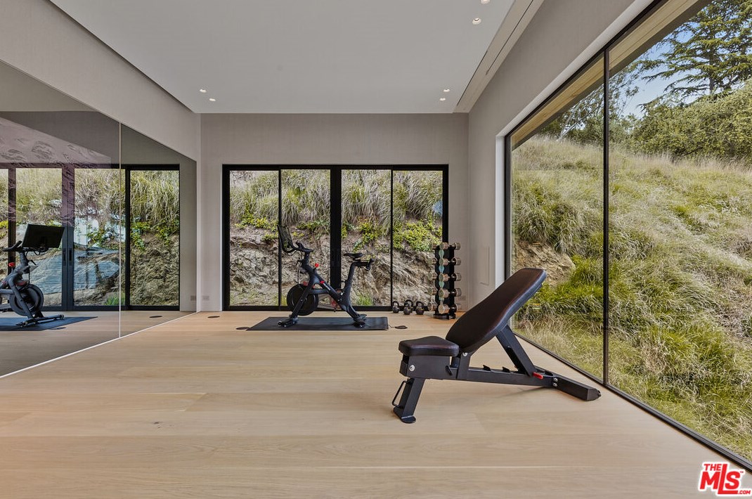 9051 Briarcrest Ln, Beverly Hills CA  90210-1818 exterior