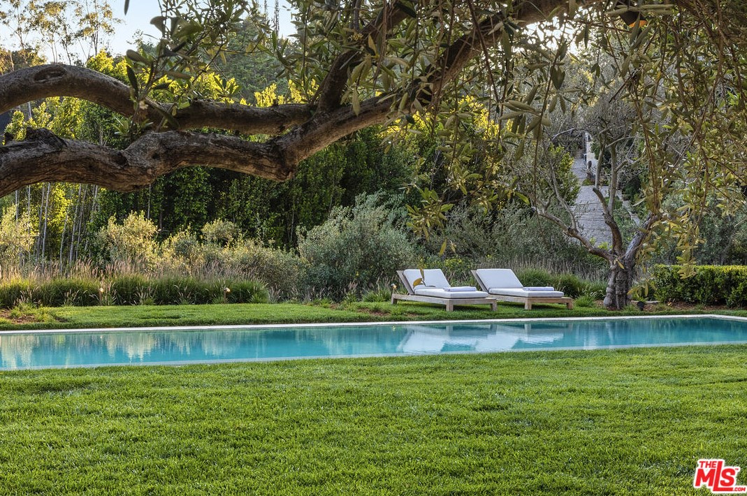 9051 Briarcrest Ln, Beverly Hills CA  90210-1818 exterior